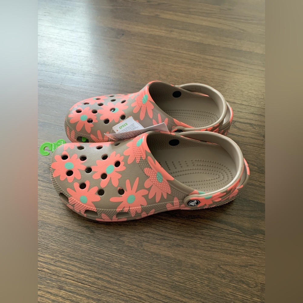 Crocs Classic Retro Resort Clog 🌸